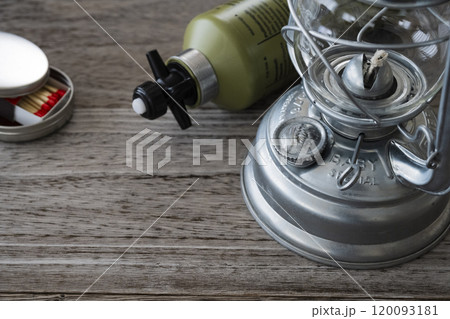 オイルランタン キャンプ素材クローズアップイメージ 120093181
