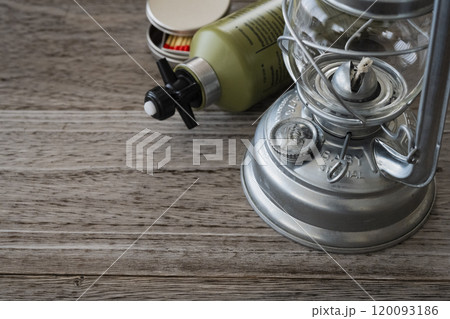 オイルランタン キャンプ素材クローズアップイメージ 120093186