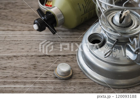 オイルランタン キャンプ素材クローズアップイメージ 120093188