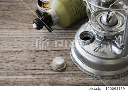 オイルランタン キャンプ素材クローズアップイメージ 120093189