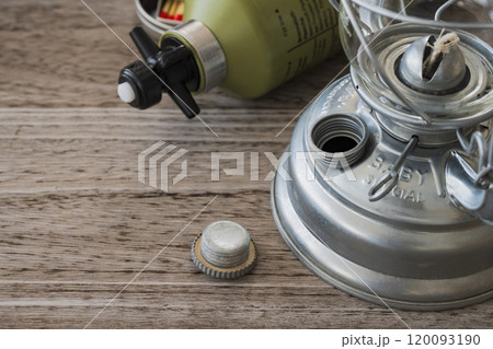 オイルランタン キャンプ素材クローズアップイメージ 120093190