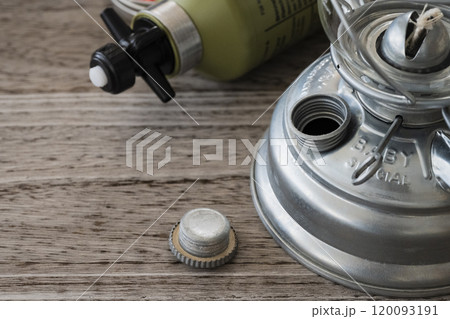 オイルランタン キャンプ素材クローズアップイメージ 120093191