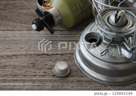 オイルランタン キャンプ素材クローズアップイメージ 120093194