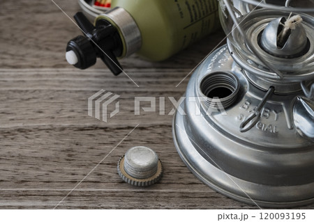 オイルランタン キャンプ素材クローズアップイメージ 120093195