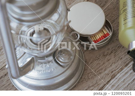 オイルランタン キャンプ素材クローズアップイメージ 120093201