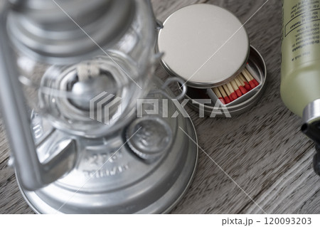 オイルランタン キャンプ素材クローズアップイメージ 120093203