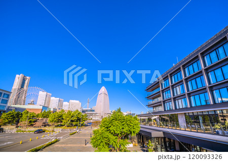 日本の横浜都市景観 新港ふ頭客船ターミナル・横浜ハンマーヘッドやランドマークタワーなどを望む＝7日 120093326