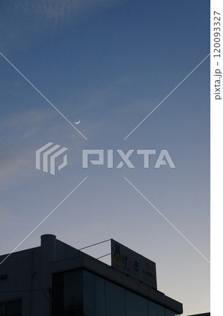 ビルの上空に浮かぶ月 120093327