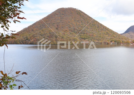 （群馬県・榛名湖）　紅葉の榛名湖と榛名富士＜上毛三山＞ 120093506