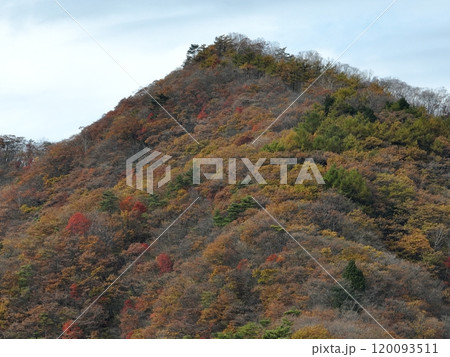 【群馬県・榛名湖畔から空撮】　紅葉の榛名 120093511