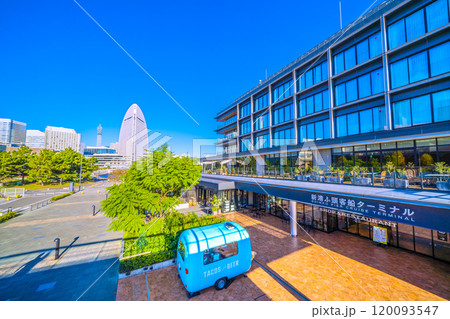 日本の横浜都市景観 新港ふ頭客船ターミナル・横浜ハンマーヘッドなどを望む＝11月7日 120093547