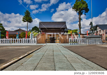 風ぐるまが舞う和田八幡宮 120093606