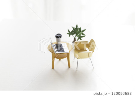 ミニチュアのノートパソコンがのったテーブルとイス 120093688