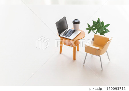 ミニチュアのノートパソコンがのったテーブルとイス 120093711