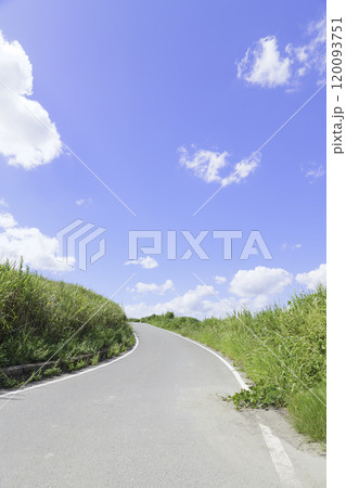 夏の風景、青い空と道路 120093751