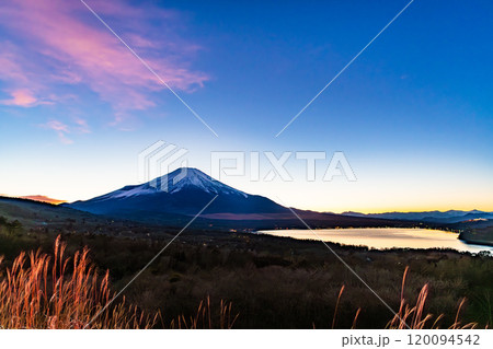 山梨　山中湖パノラマ台から見る富士山の夕景 120094542