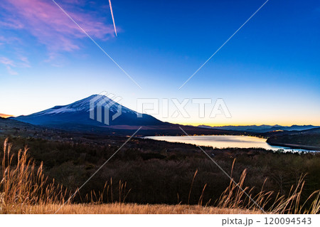 山梨 山中湖パノラマ台から見る富士山の夕景 山梨 山中湖パノラマ台から見る富士山の夕景 120094543