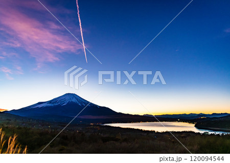 山梨 山中湖パノラマ台から見る富士山の夕景 山梨 山中湖パノラマ台から見る富士山の夕景 120094544