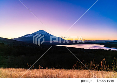 山梨 山中湖パノラマ台から見る富士山の夕景 山梨 山中湖パノラマ台から見る富士山の夕景 120094546