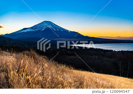 山梨　山中湖パノラマ台から見る富士山の夕景 120094547