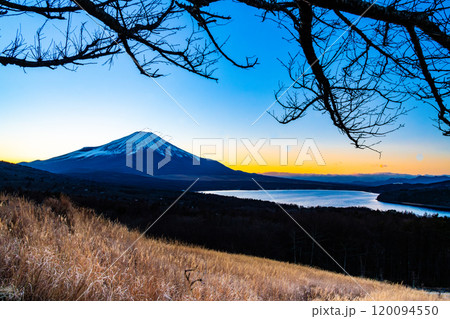 山梨　山中湖パノラマ台から見る富士山の夕景 120094550