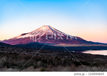 山梨 山中湖パノラマ台から見る富士山の夜明け 山梨 山中湖パノラマ台から見る富士山の夜明け 120094605