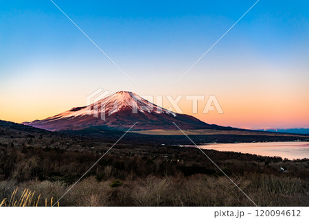 山梨 山中湖パノラマ台から見る富士山の夜明け 120094612