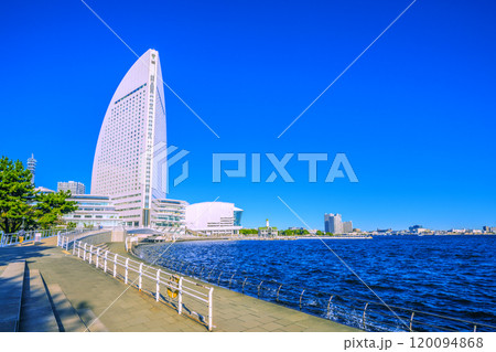 日本の横浜都市景観 パシフィコ横浜や女神橋、臨港パーク(中央奥の緑)などを望む=11月7日 日本の横浜都市景観 パシフィコ横浜や女神橋、臨港パーク(中央奥の緑)などを望む=11月7日 120094868