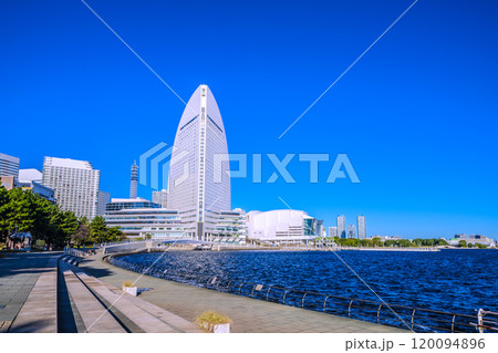 日本の横浜都市景観 パシフィコ横浜や女神橋、臨港パーク（右奥の緑）などを望む＝11月7日 120094896