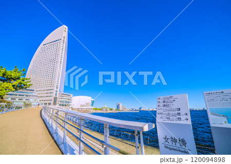日本の横浜都市景観 パシフィコ横浜や女神橋、臨港パーク（中央奥の緑）などを望む＝11月7日 120094898