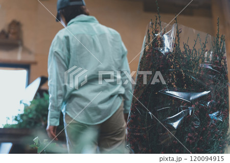 花卉農家の出荷作業 120094915