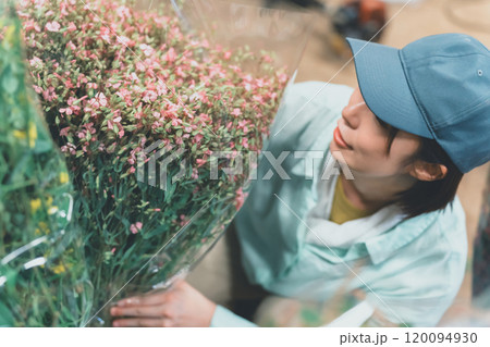 花き農家の出荷作業 120094930