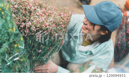 花き農家の出荷作業 120094931