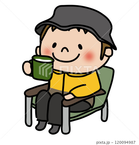 アウトドアチェアに座ってホットミルクを飲む男の子 120094987