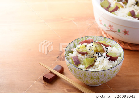 秋の味覚 炊き立ての さつまいもご飯 秋の味覚 炊き立ての さつまいもご飯 120095043