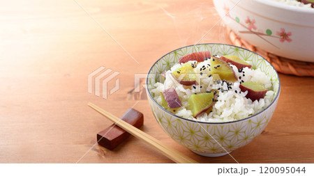 秋の味覚 炊き立ての さつまいもご飯 120095044