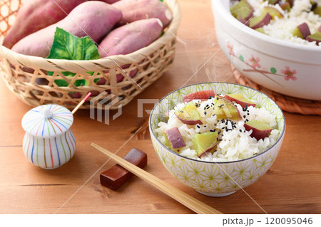 秋の味覚 炊き立ての さつまいもご飯 120095046