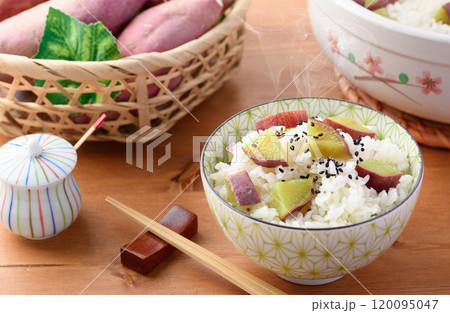 秋の味覚 炊き立ての さつまいもご飯 120095047