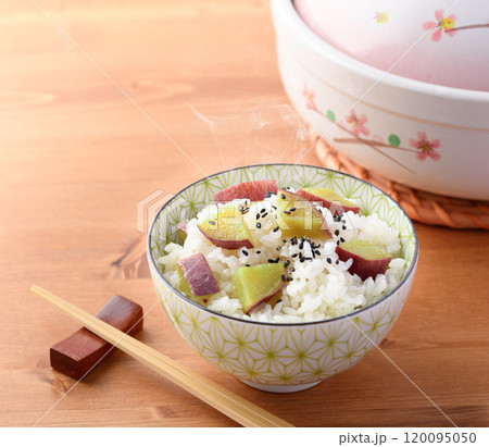 秋の味覚 炊き立ての さつまいもご飯 秋の味覚 炊き立ての さつまいもご飯 120095050