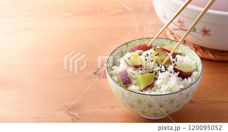 秋の味覚 炊き立ての さつまいもご飯 秋の味覚 炊き立ての さつまいもご飯 120095052