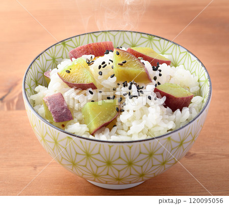 秋の味覚 炊き立ての さつまいもご飯 秋の味覚 炊き立ての さつまいもご飯 120095056