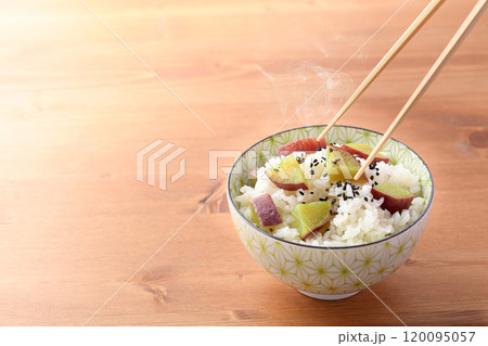 秋の味覚 炊き立ての さつまいもご飯 120095057