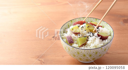 秋の味覚 炊き立ての さつまいもご飯 秋の味覚 炊き立ての さつまいもご飯 120095058