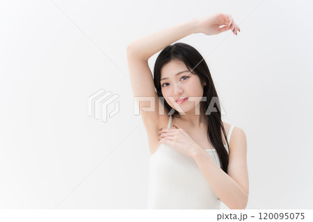 脱毛・ビューティー 脇の下を気にしている若い女性 上半身 脱毛・ビューティー 脇の下を気にしている若い女性 上半身 120095075
