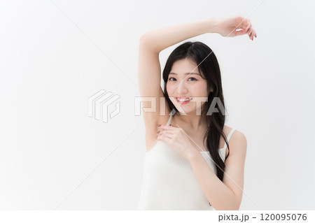 脱毛・ビューティー 脇の下を気にしている若い女性 上半身 脱毛・ビューティー 脇の下を気にしている若い女性 上半身 120095076