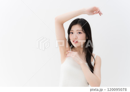 脱毛・ビューティー 脇の下を気にしている若い女性 上半身 脱毛・ビューティー 脇の下を気にしている若い女性 上半身 120095078