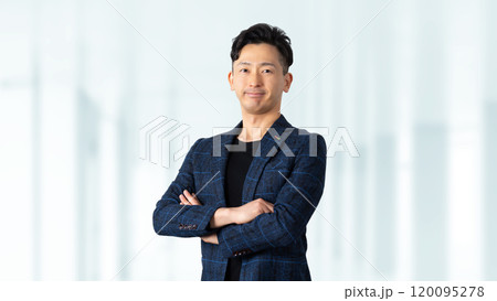 腕組みをする笑顔の男性ビジネスマン 120095278