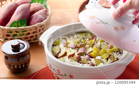 土鍋で炊いた さつまいもご飯 120095394