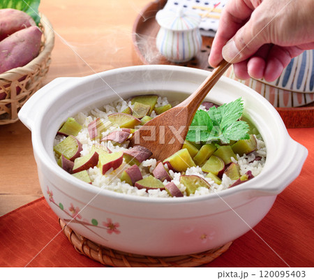 土鍋で炊いた さつまいもご飯 土鍋で炊いた さつまいもご飯 120095403
