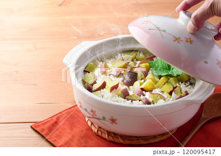 土鍋で炊いた さつまいもご飯 土鍋で炊いた さつまいもご飯 120095417